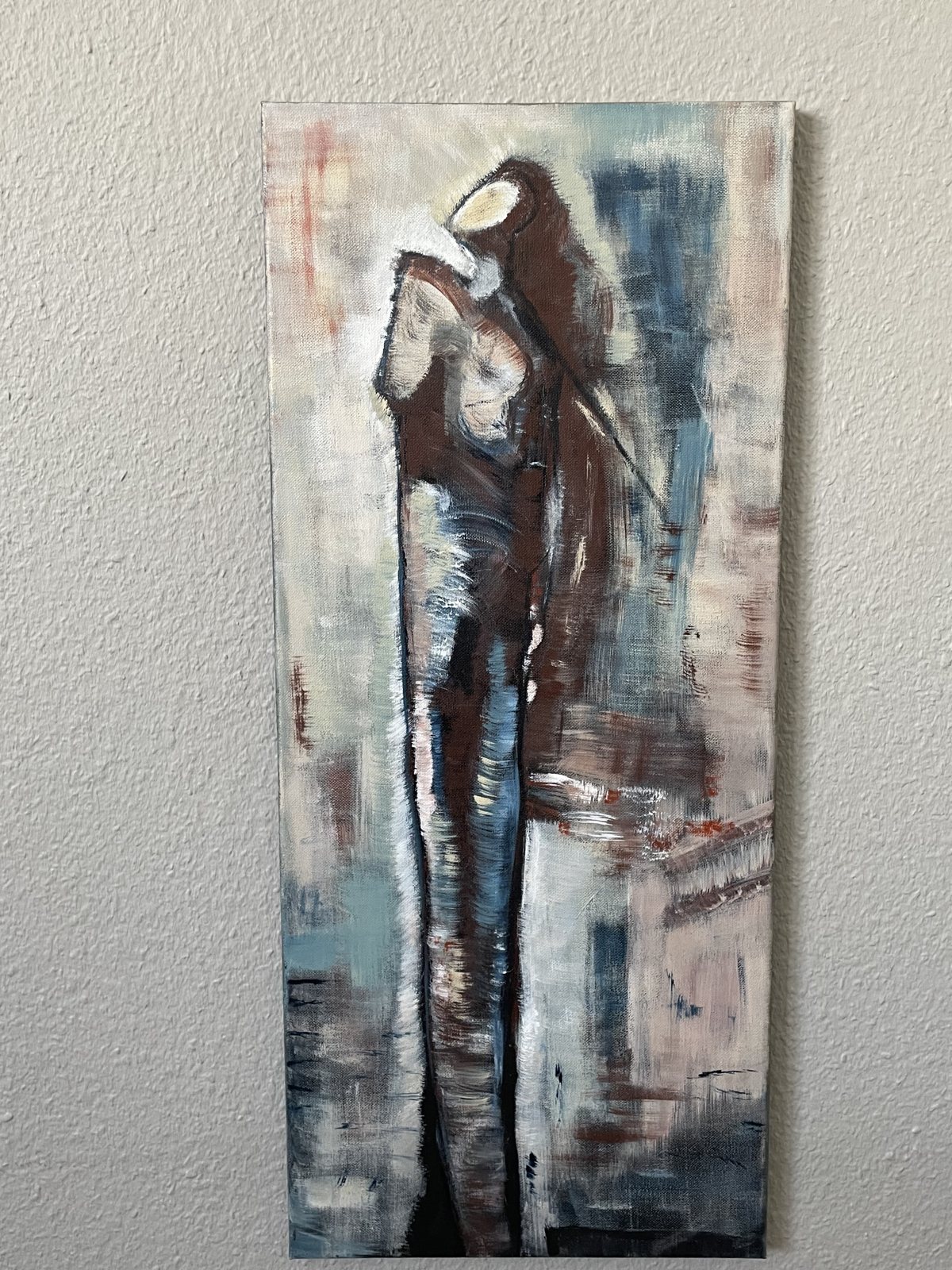 Hohes abstraktes Figurenbild in Blau- und Erdtönen