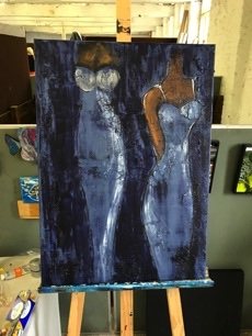 Aktbild in Blautönen auf einer Staffelei im Atelier